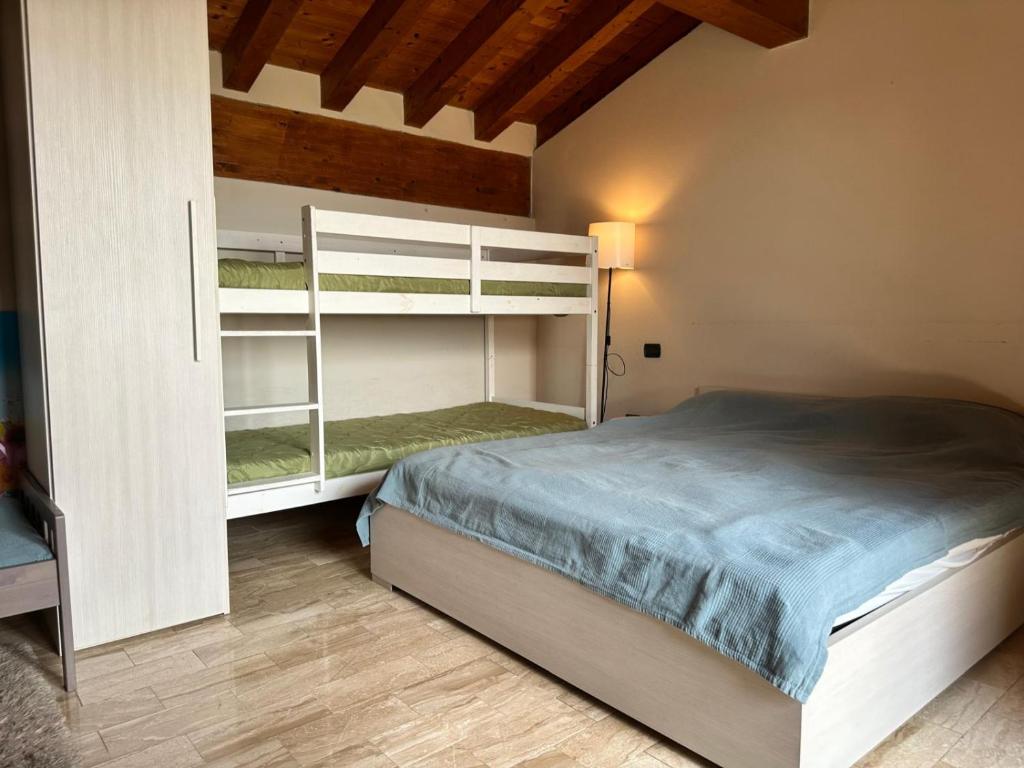Postel nebo postele na pokoji v ubytování LOFT GARDASEE