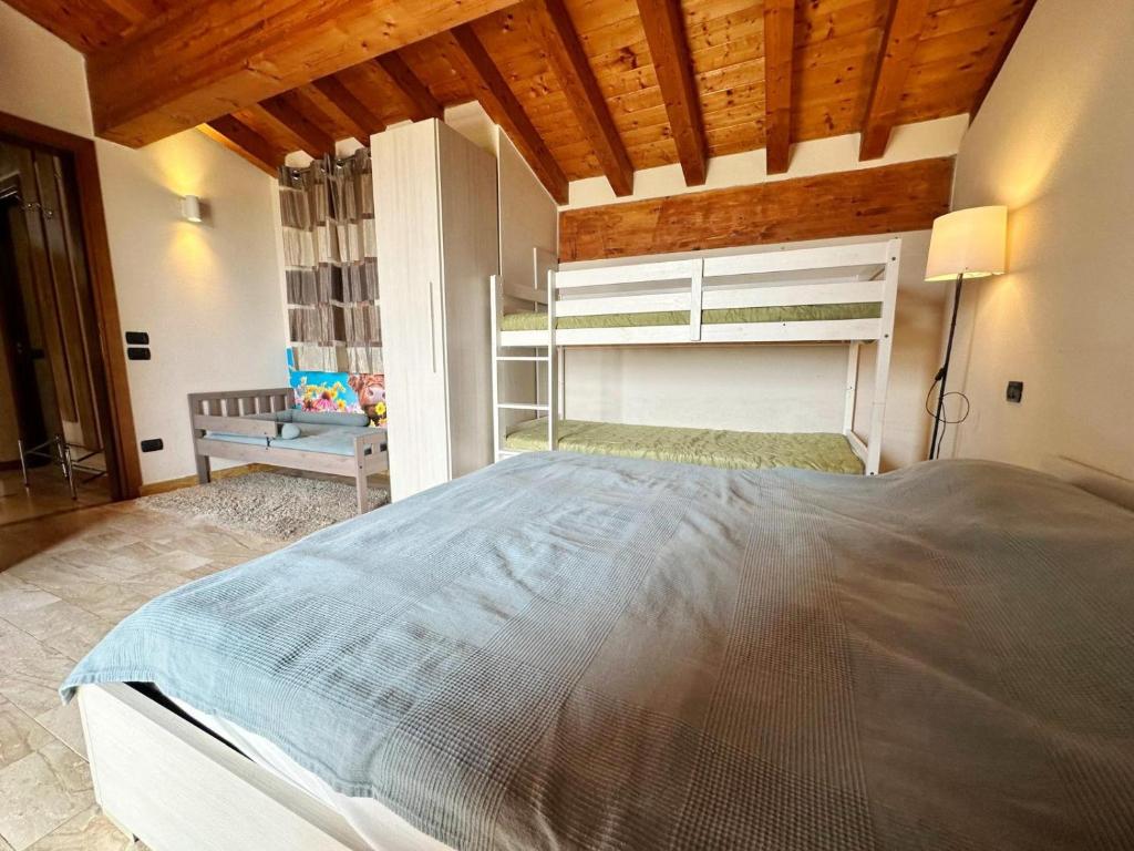 Postel nebo postele na pokoji v ubytování LOFT GARDASEE