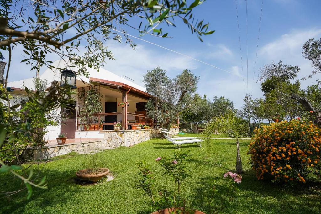 A garden outside Casa Vacanza Russo Fernando