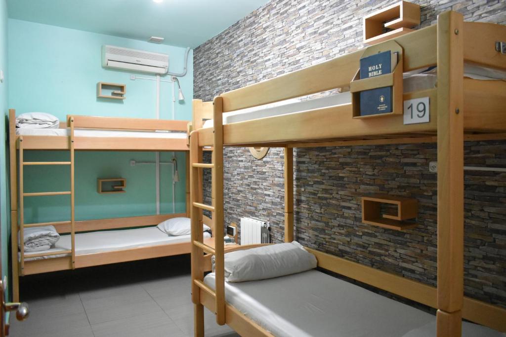 Postel nebo postele na pokoji v ubytování Envoy Hostel & Tours