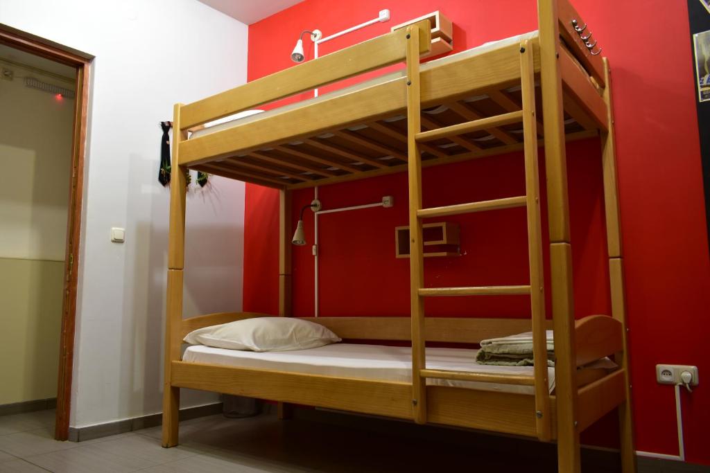 Postel nebo postele na pokoji v ubytování Envoy Hostel & Tours