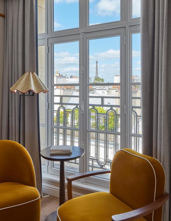 
Classic Room - Eiffel Tower View 
