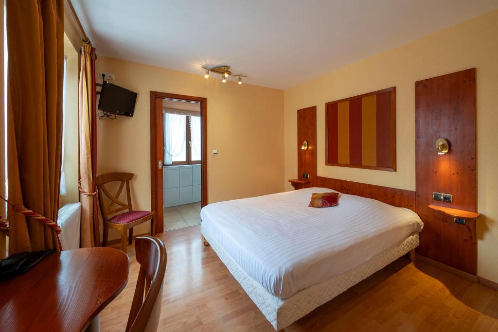 Postel nebo postele na pokoji v ubytování Hôtel A la Vignette - COLMAR-NORD