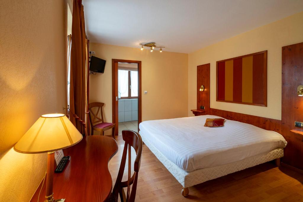 Postel nebo postele na pokoji v ubytování Hôtel A la Vignette - COLMAR-NORD