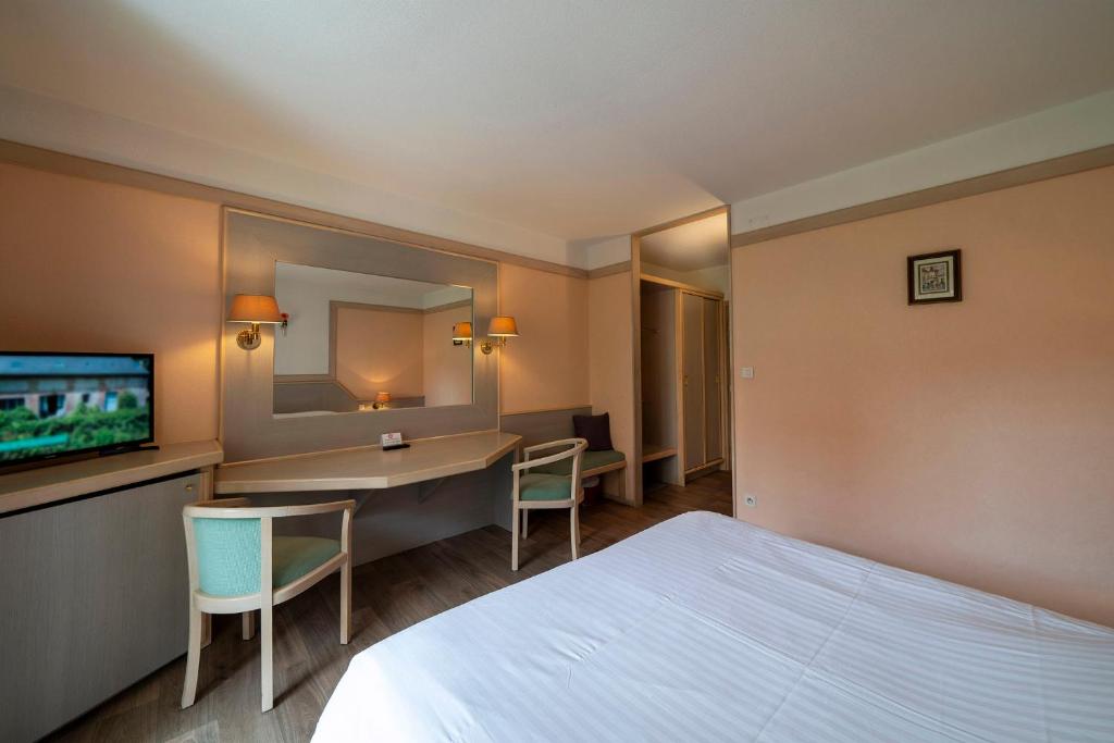 Postel nebo postele na pokoji v ubytování Hôtel A la Vignette - COLMAR-NORD