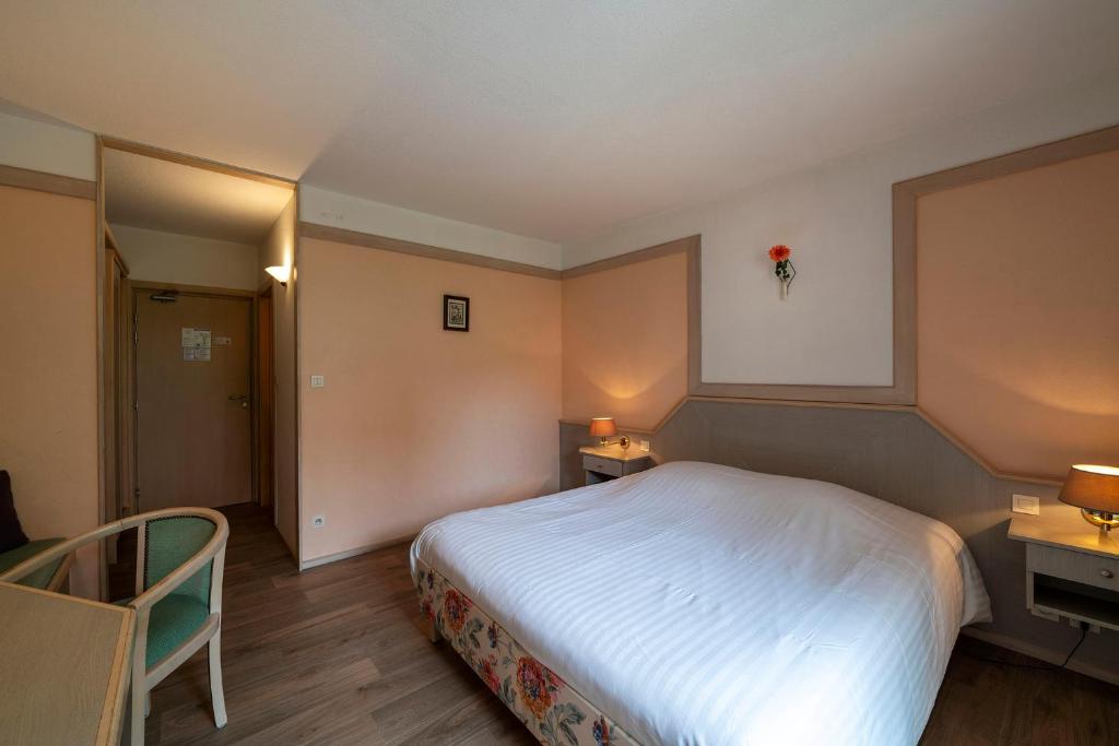 Postel nebo postele na pokoji v ubytování Hôtel A la Vignette - COLMAR-NORD
