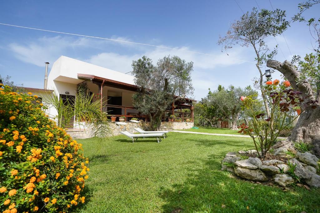 A garden outside Casa Vacanza Russo Fernando