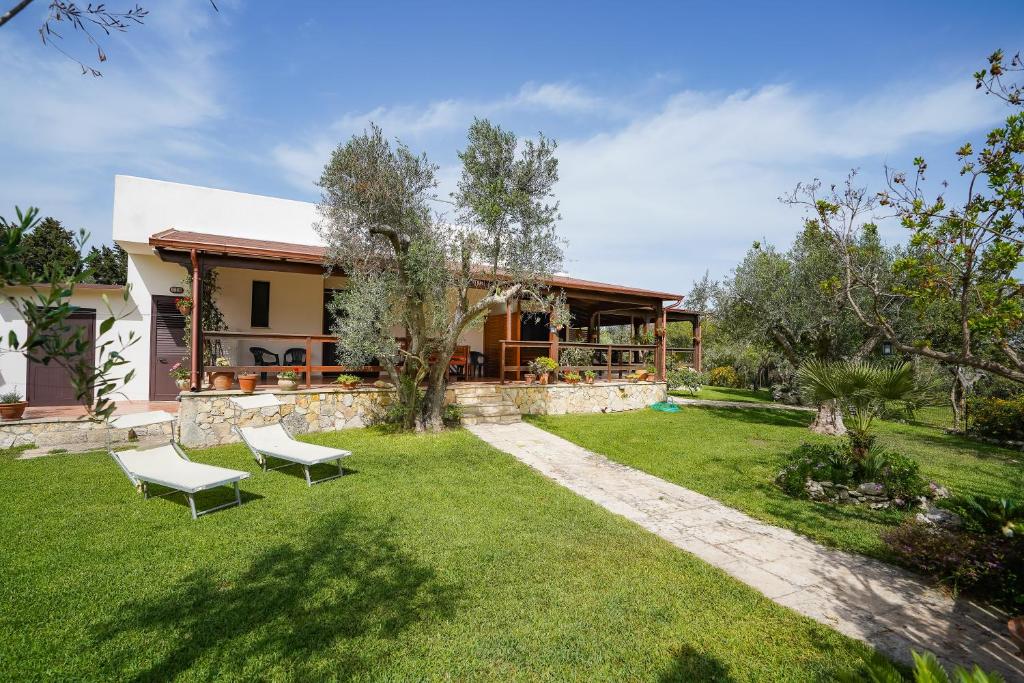 A garden outside Casa Vacanza Russo Fernando