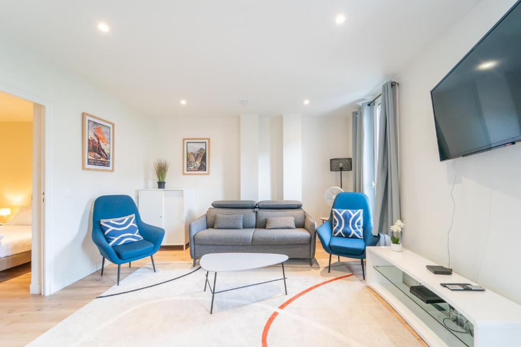 - un salon avec un canapé et des fauteuils bleus dans l'établissement GH Apartment Pasteur-Montparnasse, à Paris