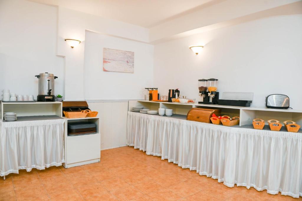 Tetera y cafetera en Narkissos Hotel