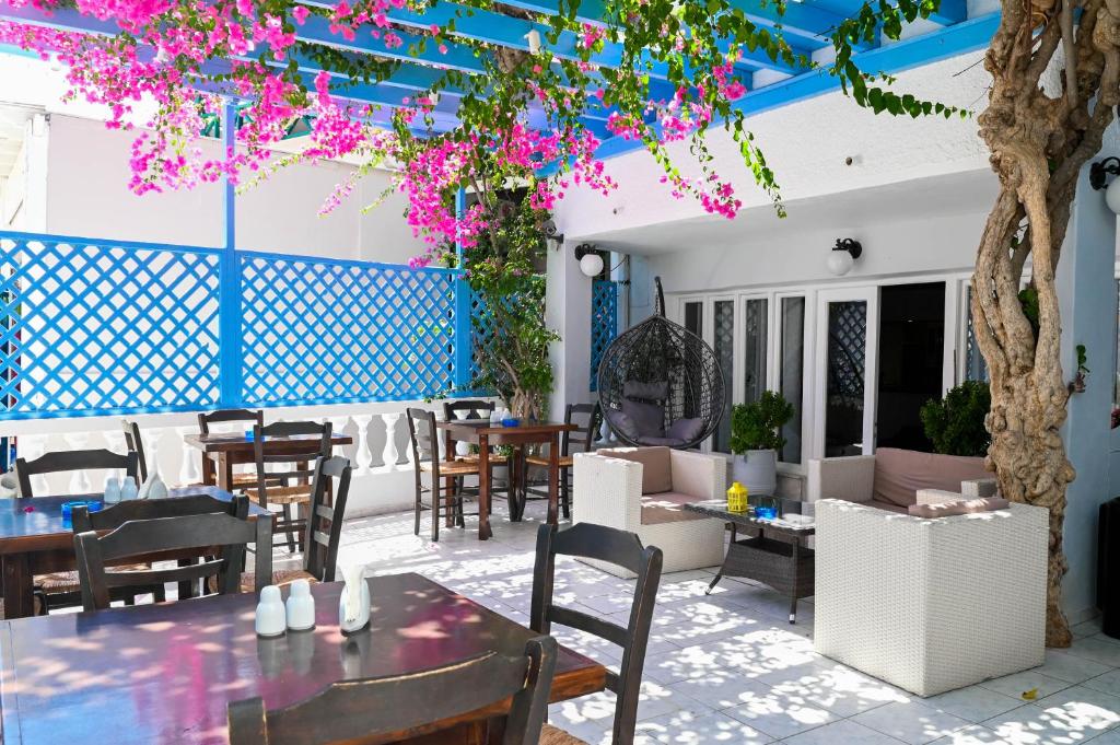 Un lugar para sentarse en Narkissos Hotel