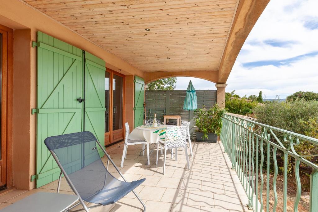un patio avec une table et des chaises sur un balcon dans l'établissement Vue mer, à La Ciotat