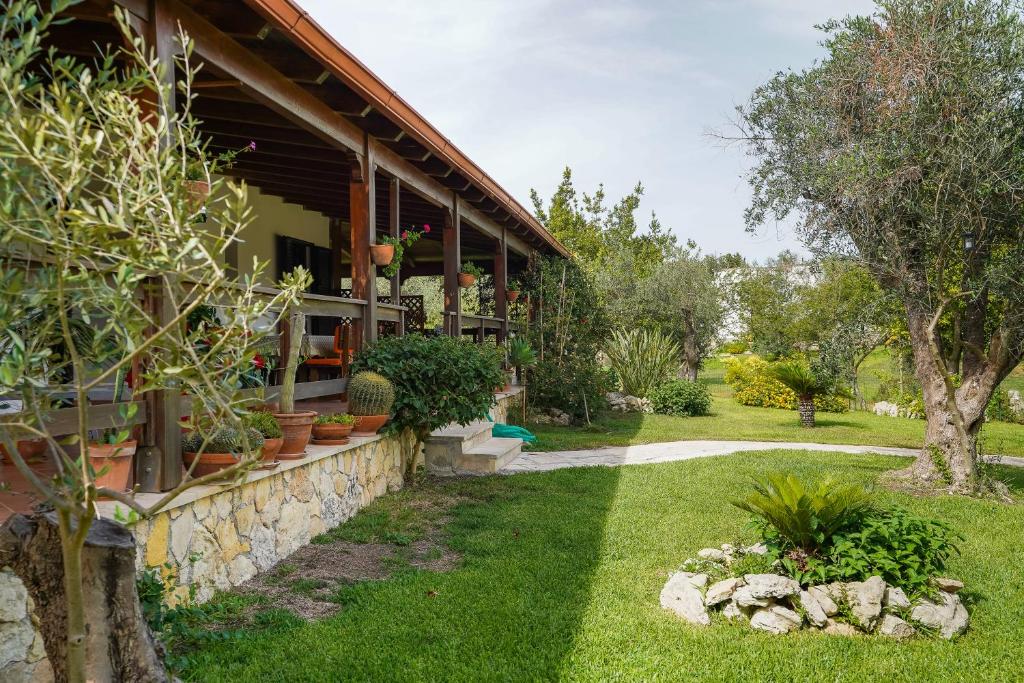 A garden outside Casa Vacanza Russo Fernando