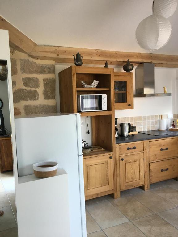 Kuchyň nebo kuchyňský kout v ubytování Gîte La Liaucoussette
