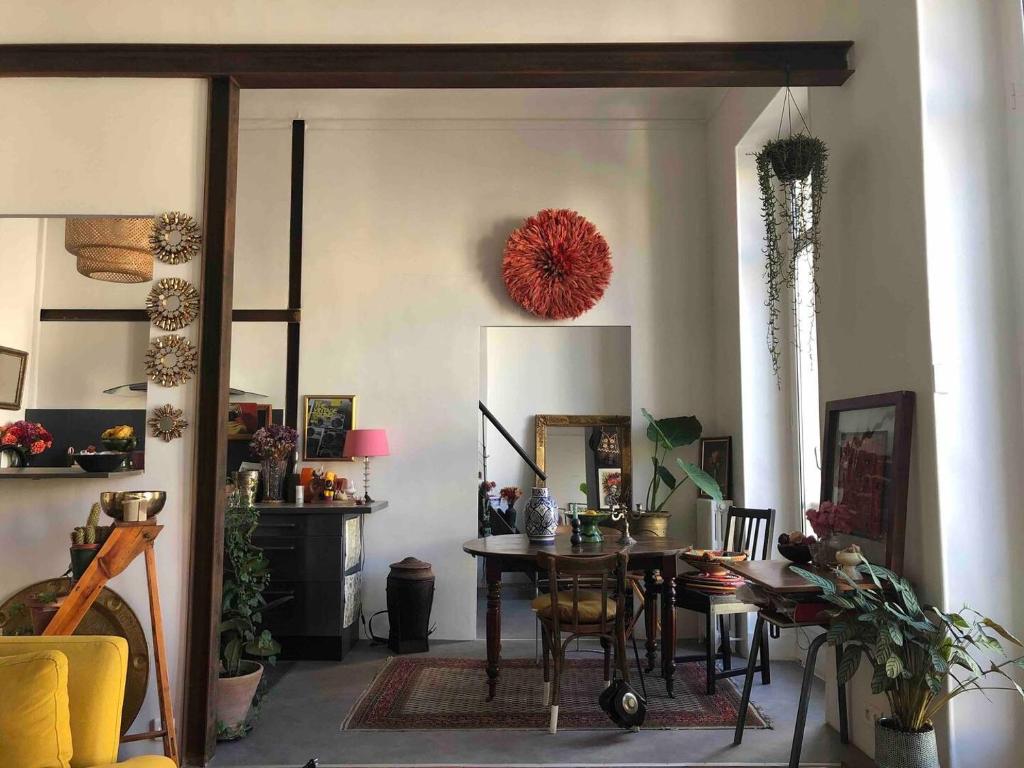 d'une salle à manger avec une table et des chaises. dans l'établissement Loft lumineux et coloré en plein centre, à Marseille