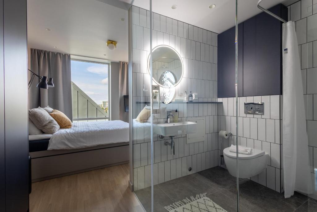 Ένα μπάνιο στο Unity Malmö - A Studio Hotel
