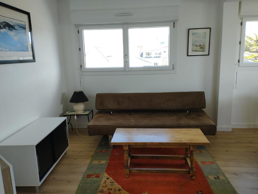 un salon avec un canapé et une table basse dans l'établissement Appartement vue mer, à Carnac
