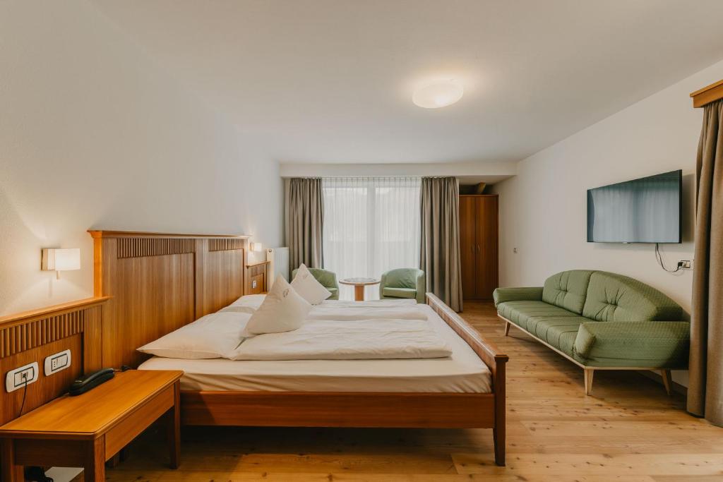 Postel nebo postele na pokoji v ubytování Hotel Garni Planaces