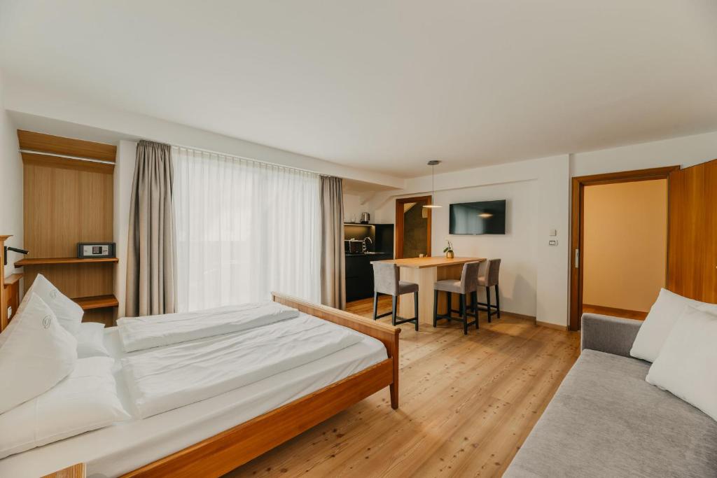 Postel nebo postele na pokoji v ubytování Hotel Garni Planaces