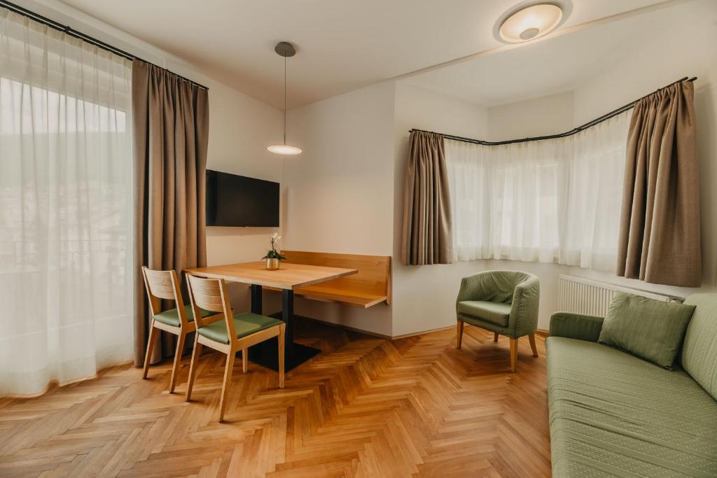 TV a/nebo společenská místnost v ubytování Hotel Garni Planaces