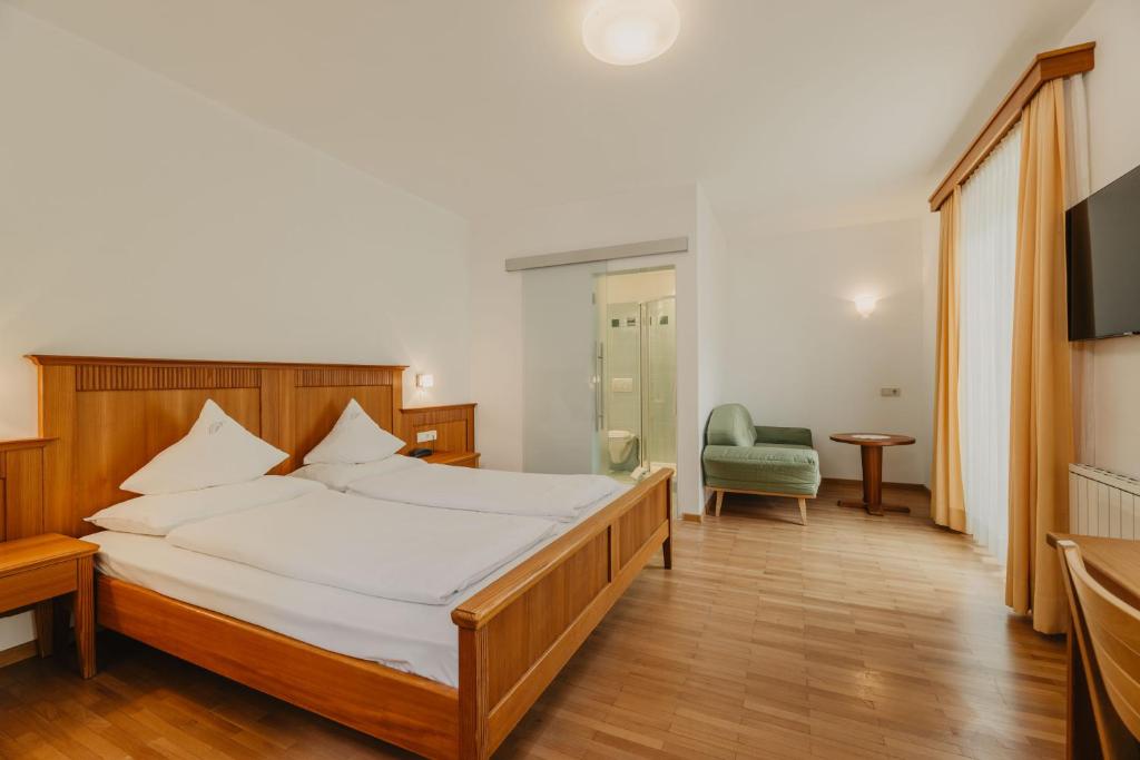 Postel nebo postele na pokoji v ubytování Hotel Garni Planaces