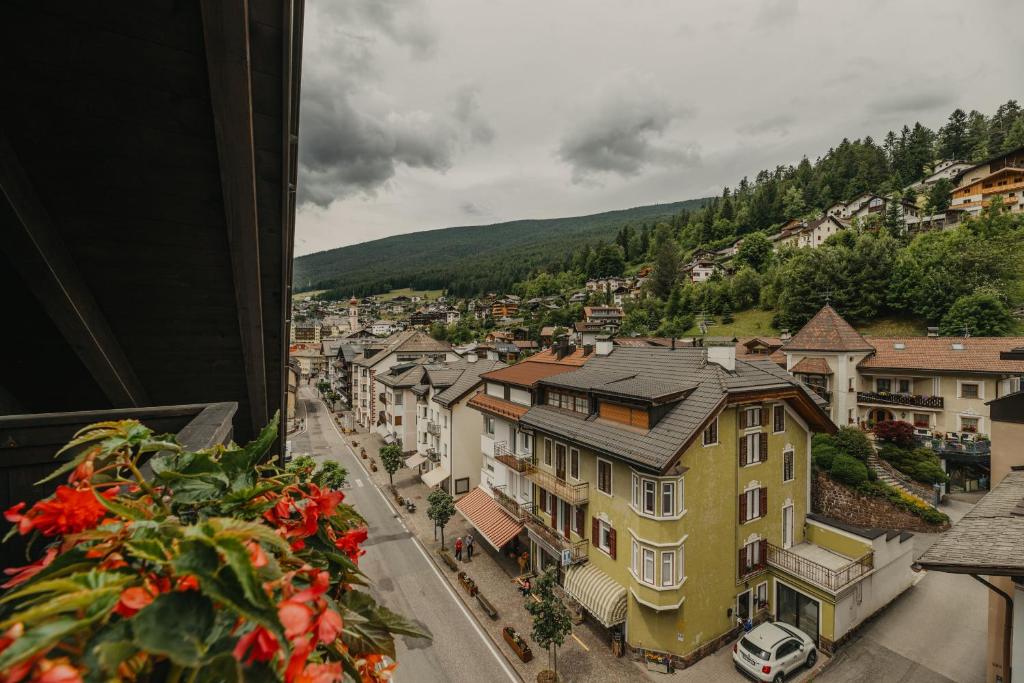 Nespecifikovaný výhled na hory nebo výhled na hory při pohledu z hotelu