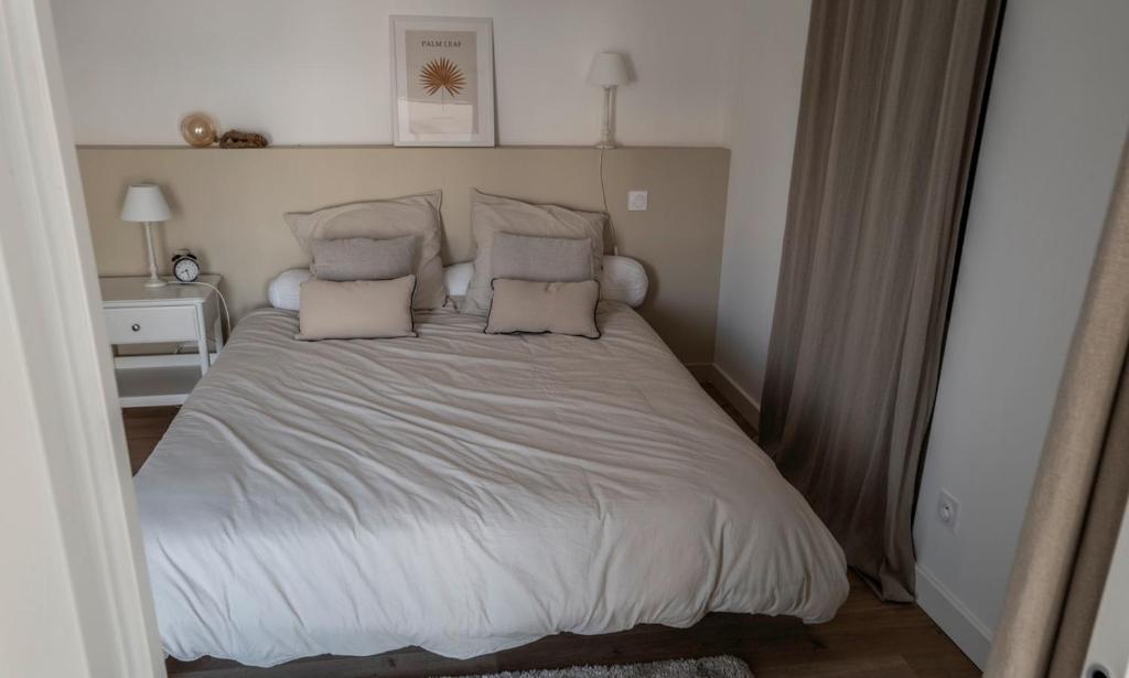 Postel nebo postele na pokoji v ubytování Appartement pied dans l'eau - La Comtesse