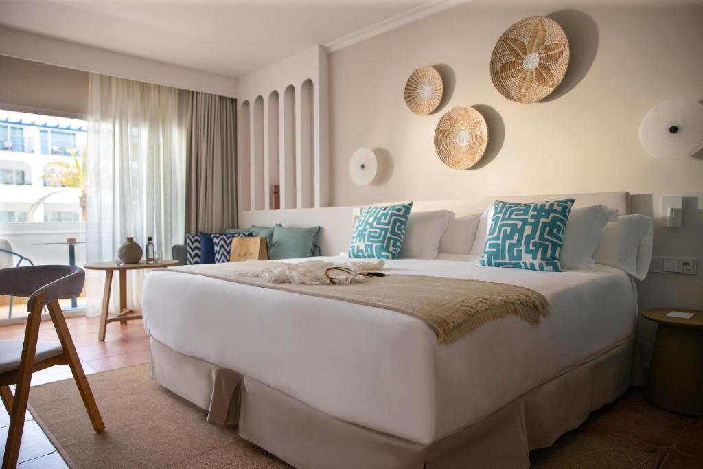 Кровать или кровати в номере METT Hotel & Beach Resort Marbella Estepona