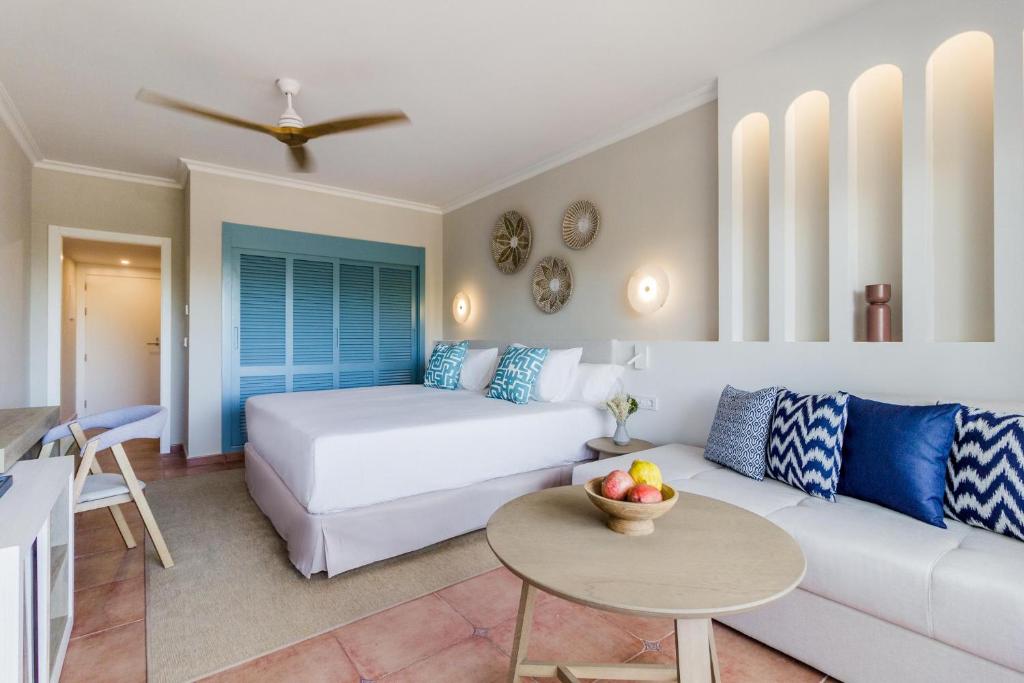Кровать или кровати в номере METT Hotel & Beach Resort Marbella Estepona