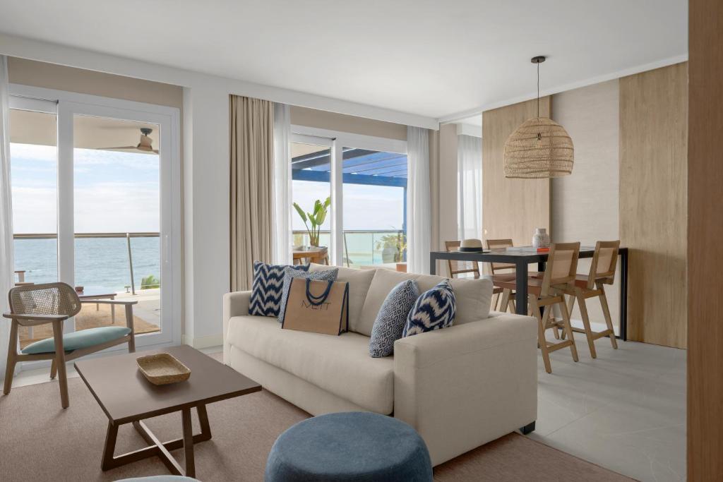Гостиная зона в METT Hotel & Beach Resort Marbella Estepona