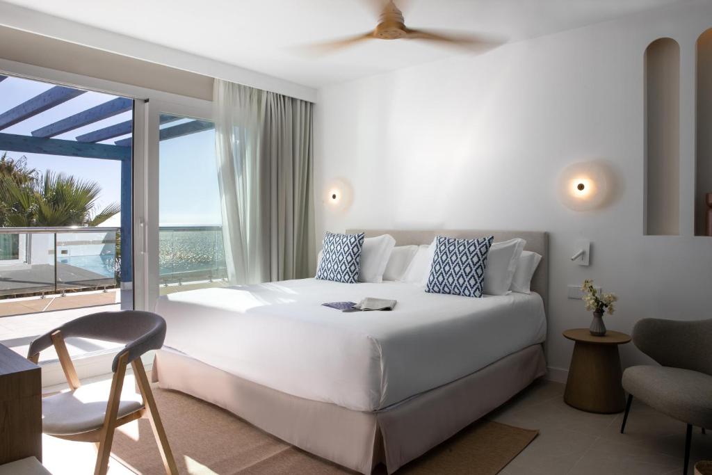 Кровать или кровати в номере METT Hotel & Beach Resort Marbella Estepona