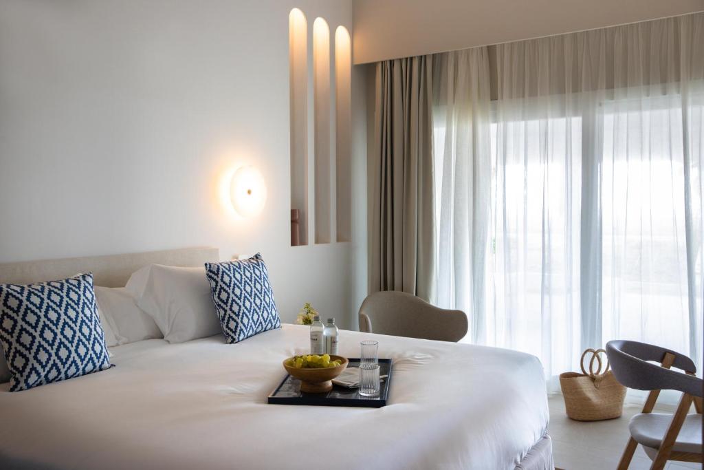 Кровать или кровати в номере METT Hotel & Beach Resort Marbella Estepona