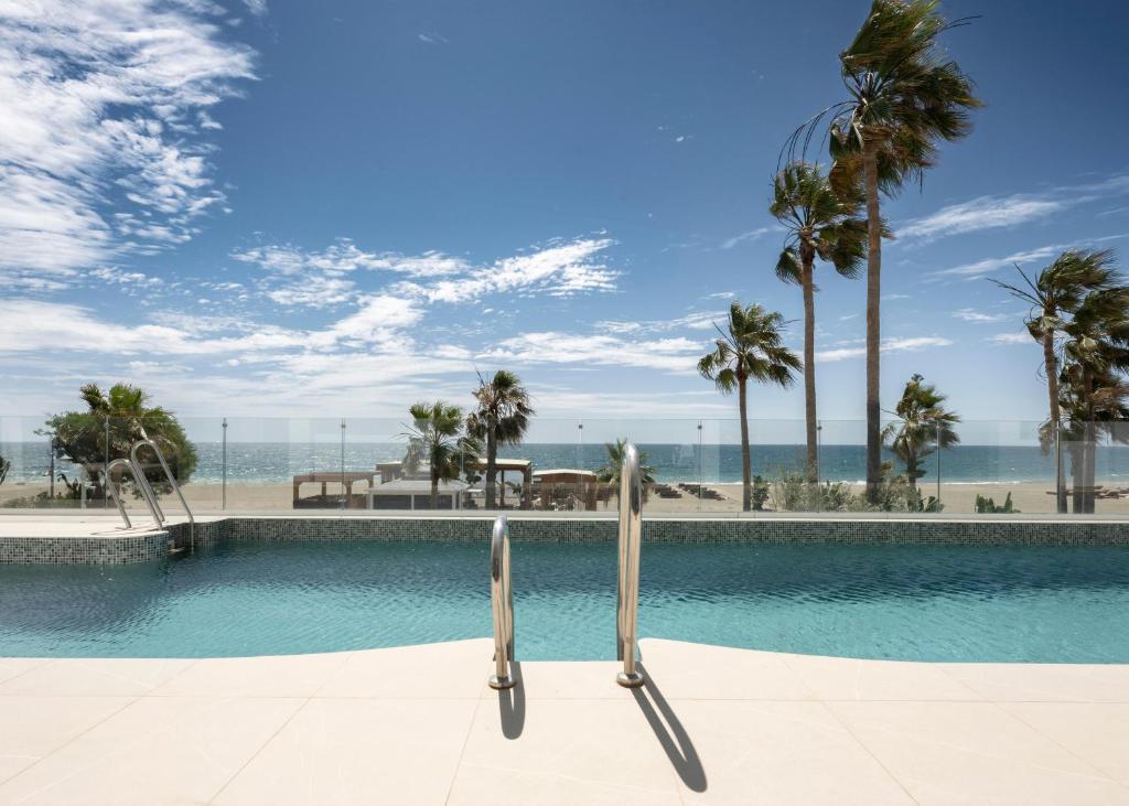 Бассейн в METT Hotel & Beach Resort Marbella Estepona или поблизости