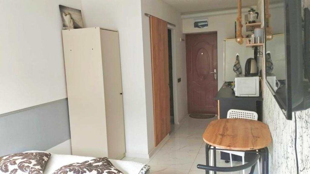 Kuchyňa alebo kuchynka v ubytovaní NightHost Robotnicza 32 m248 Wrocław free parking