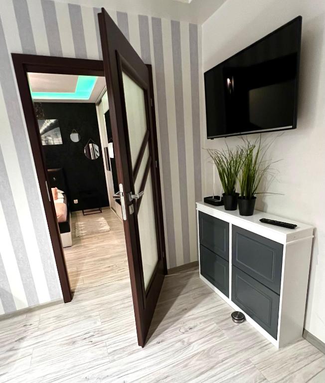 Televízia a/alebo spoločenská miestnosť v ubytovaní Spółdzielcza 22 Apartament Sky Line