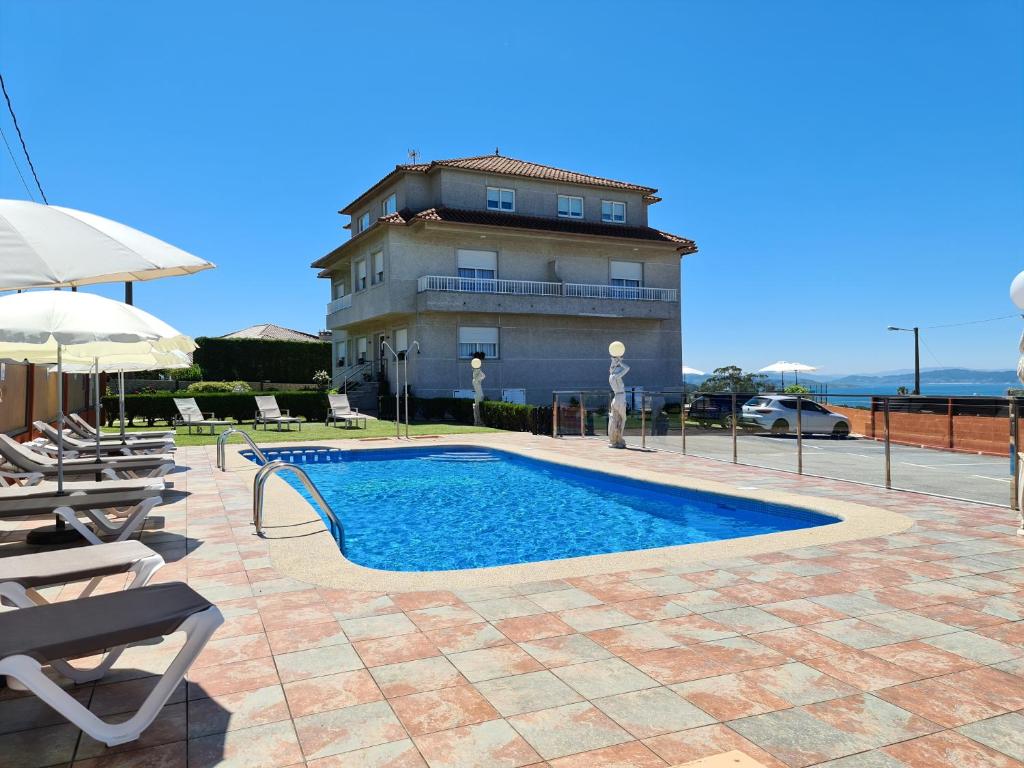 The swimming pool at or close to Pensión Residencia Cecilia