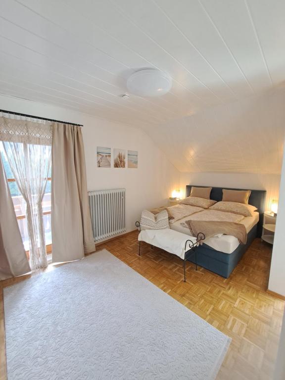 Postel nebo postele na pokoji v ubytování Ferienwohnung Bergblick