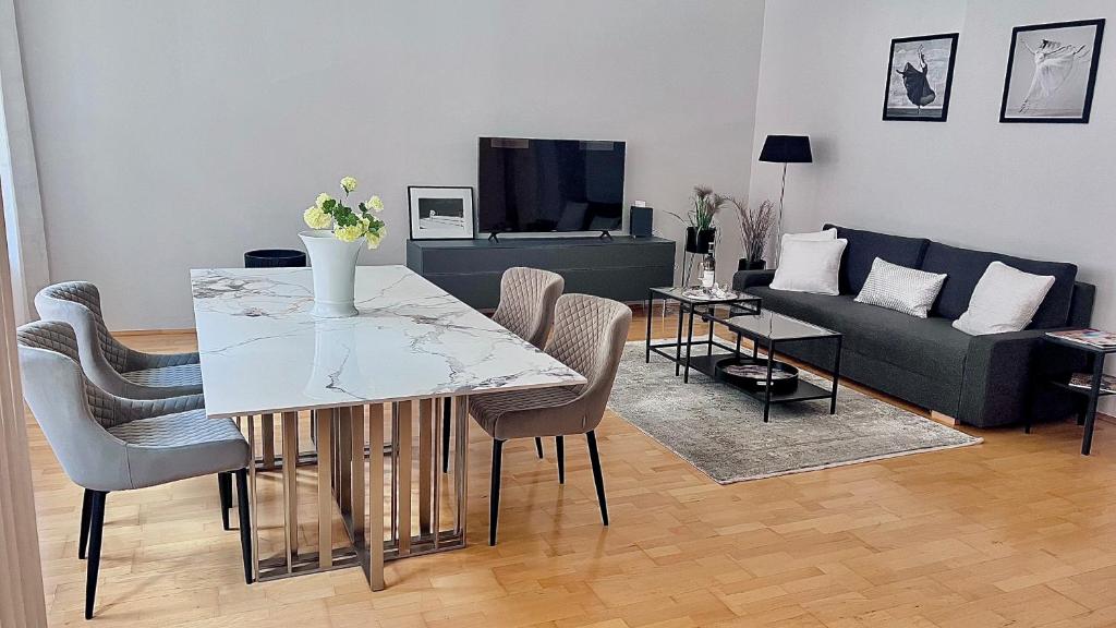 Un televizor și/sau centru de divertisment la 90qm Designerwohnung mit Küche und Jacuzzi in DO-City