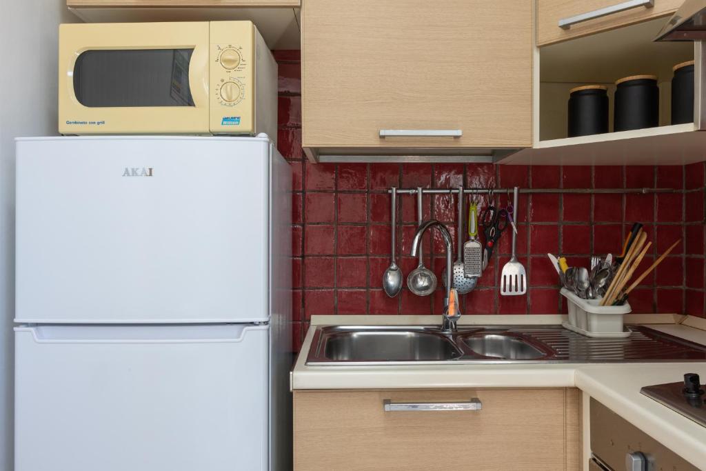 A kitchen or kitchenette at Max Apartment