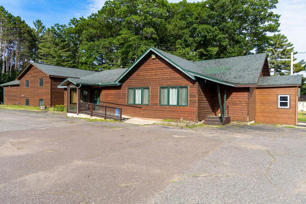 Twelve Pines Resort South Lodge with Private Pier on Catfish Lake