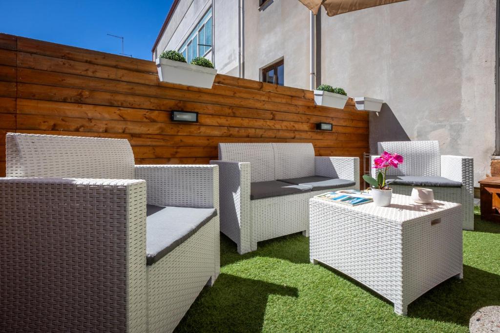 A seating area at Max Apartment