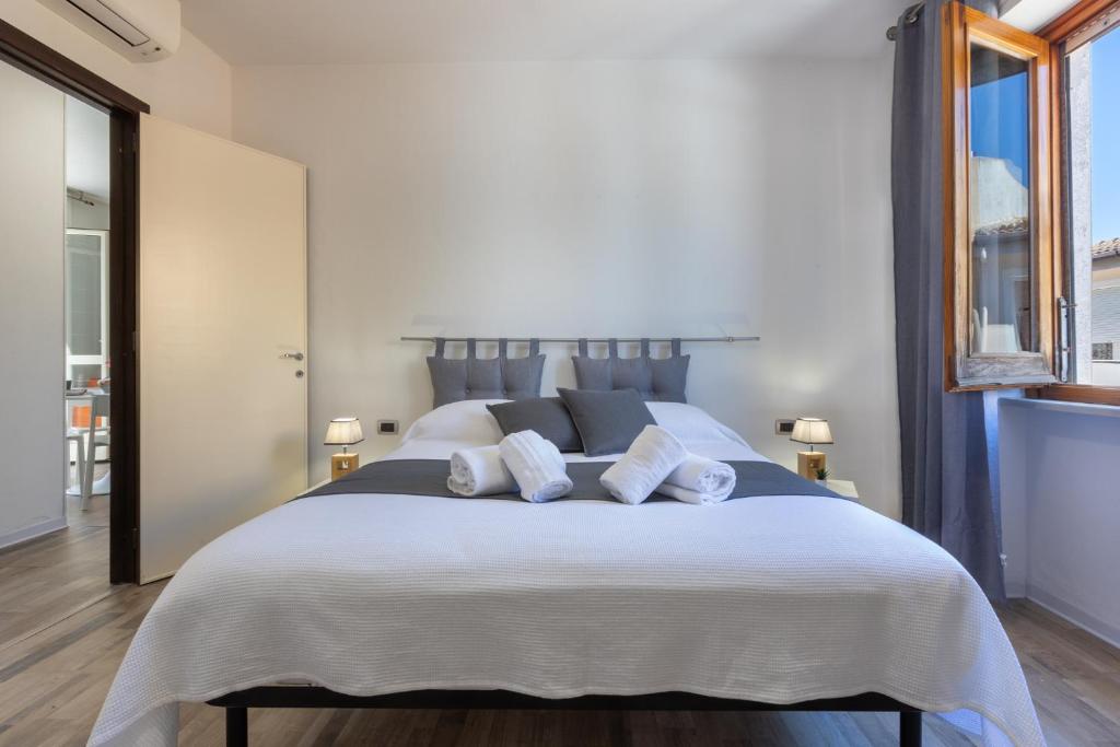 A bed or beds in a room at Max Apartment