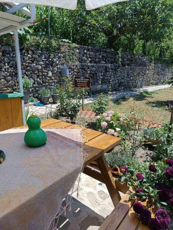 Zahrada ubytování Kostaki's Stonehouse 2