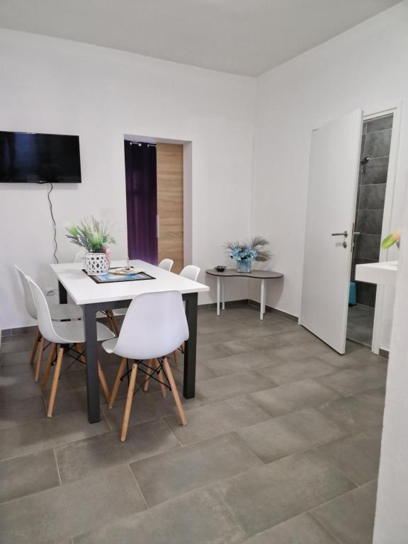 Televízia a/alebo spoločenská miestnosť v ubytovaní Aurelia Apartments, Vir