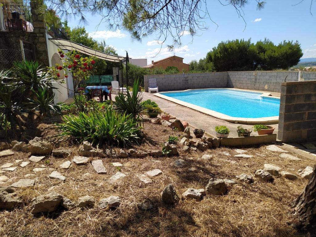 - une piscine dans un jardin paysager dans l'établissement Studio de la pinède, à Nissan-lez-Enserune