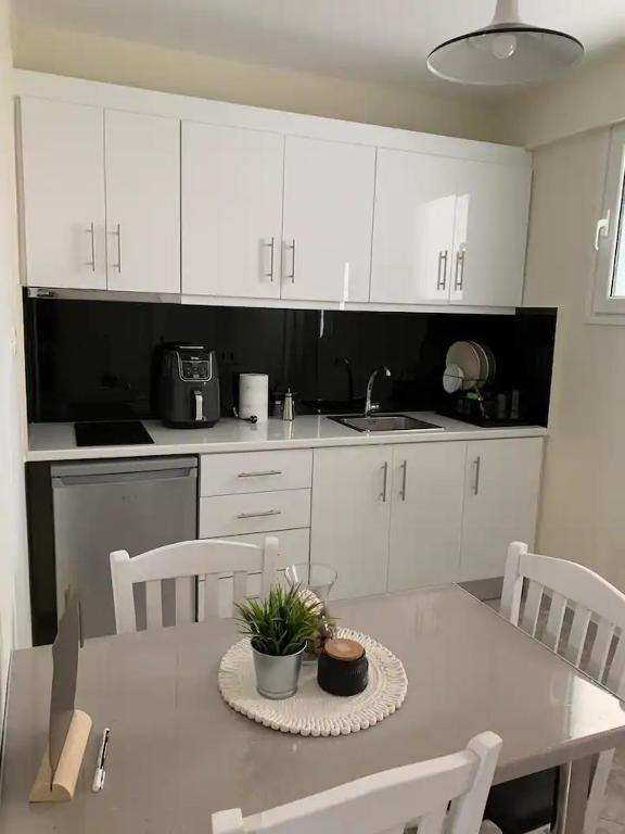 Kuchyň nebo kuchyňský kout v ubytování Apartment near Piraeus port