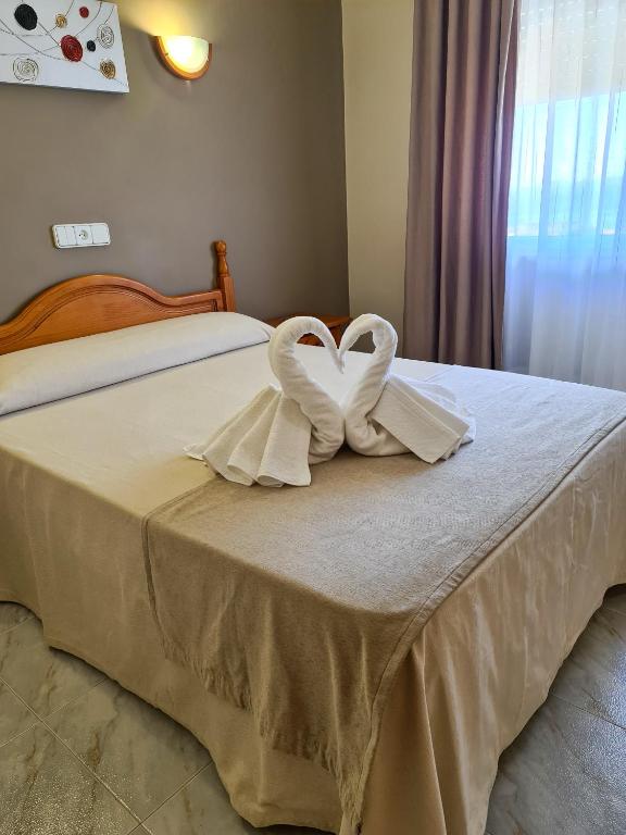 A bed or beds in a room at Pensión Residencia Cecilia