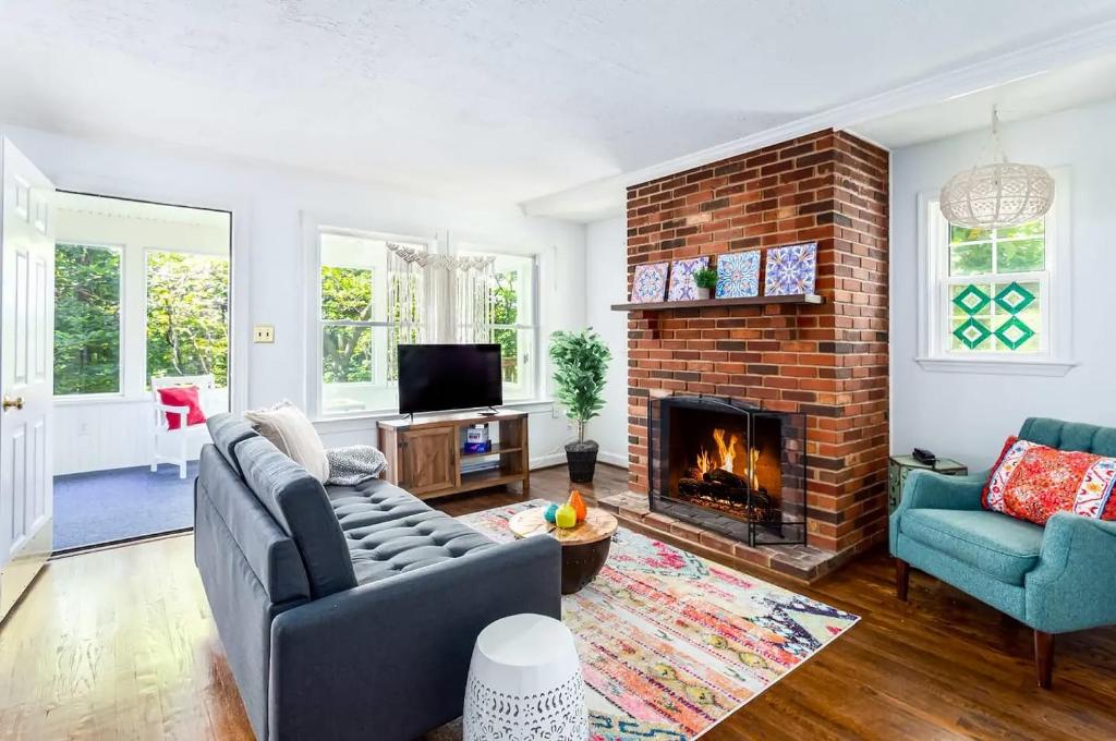 Cozy Cottage w Hot Tub, Fire Pit, WiFi & Sunroom! - Villa