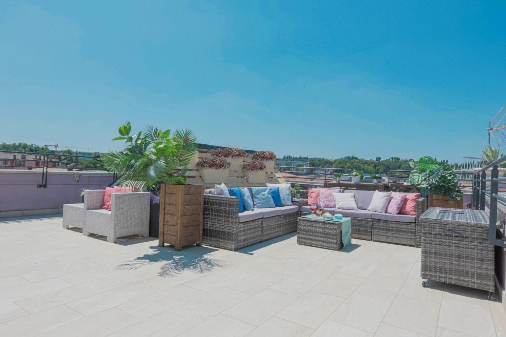 デセンツァーノ・デル・ガルダにあるLa Nike - Attico a Desenzano Centro, 10 Minuti dal Lungo Lagoの屋上のパティオ(ソファ、椅子付)