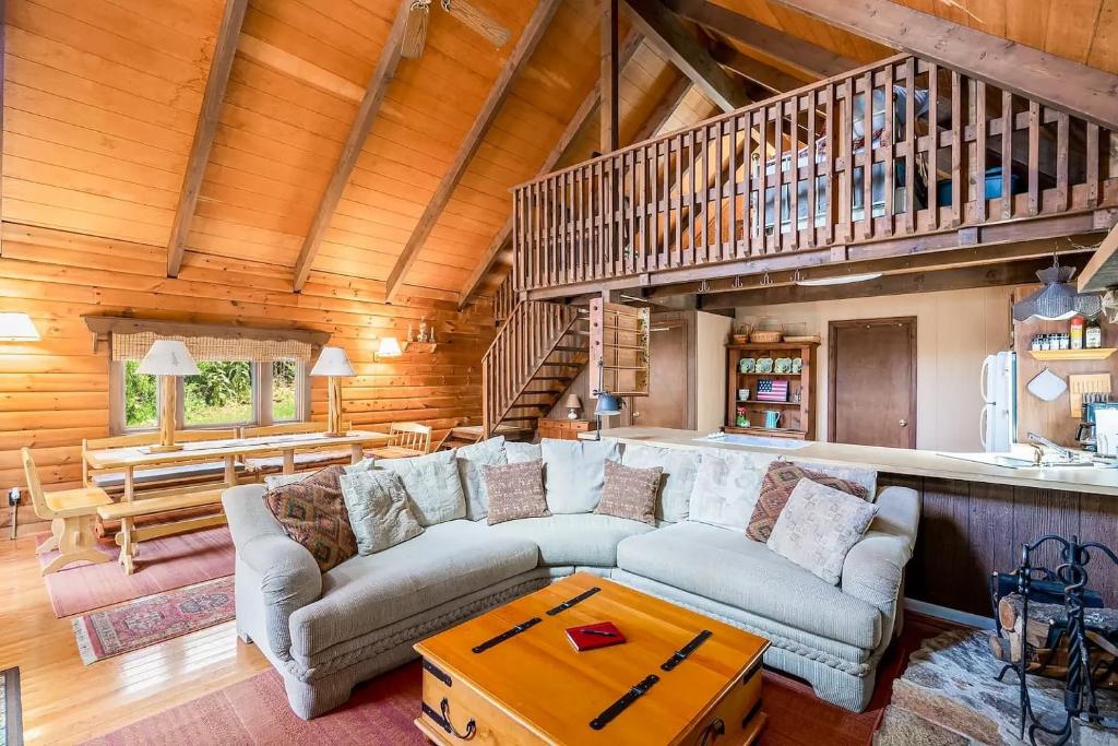 Log Cabin w Loft, Hot Tub, Deck, Fire Pit, & WiFi - Chalet